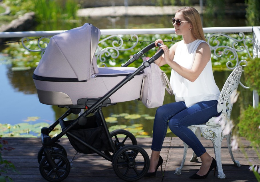 Camarelo pram and pushchair lifestyle image